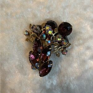 ☘️VTG D&E Juliana Amethyst Rhinestone Gold and Purple Floral Brooch